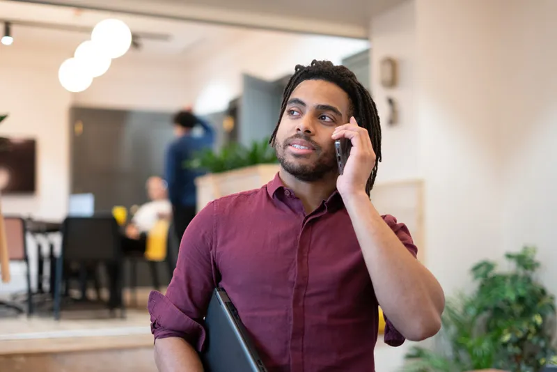 Ein Mitarbeiter telefoniert mit einem Smartphone