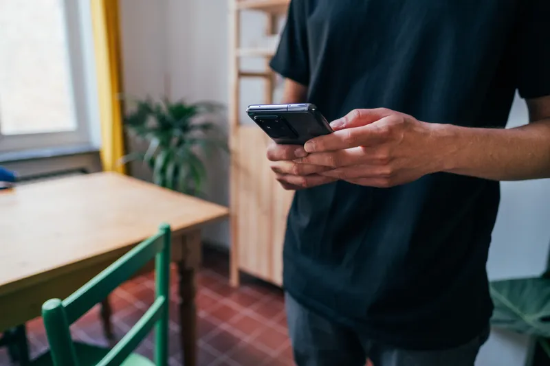 Ein Stiftungsmitarbeiter hantiert mit einem Smartphone